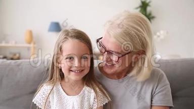 拍摄头像祖母和孙女打视频电话